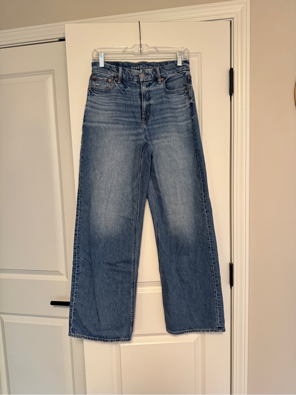 American Eagle Strigid Curvy Super High-Rise Baggy Straight Jeans